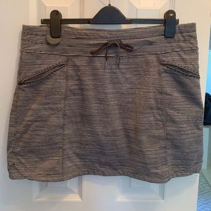Athleta Metro Skort black & grey stripe size L